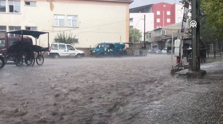 Ağrı'yı sağanak ve dolu vurdu: Cadde ve sokaklar göle döndü 5